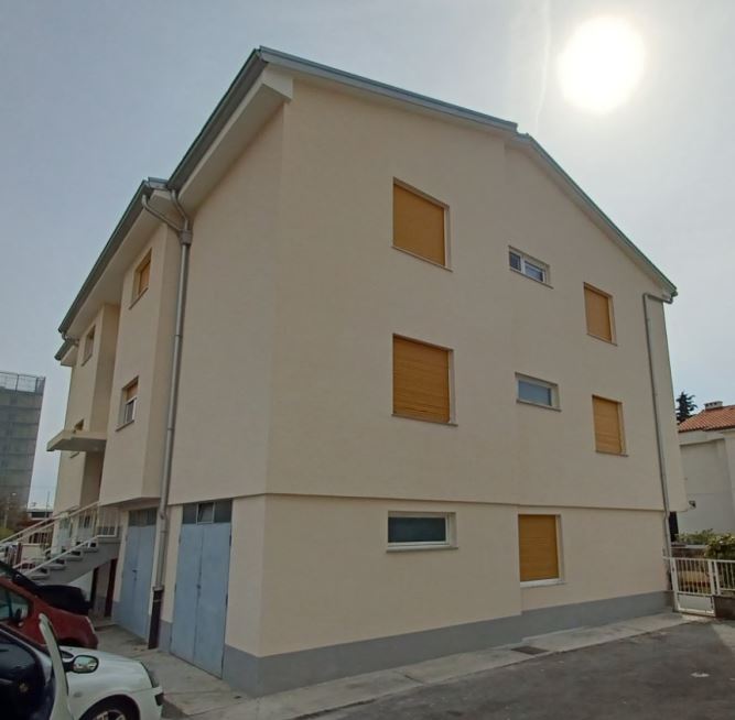 Suvlasnici zgrade na adresi Slavka Krautzeka 51/4 (Rijeka-Trsat) osvježili su fasadu zgrade